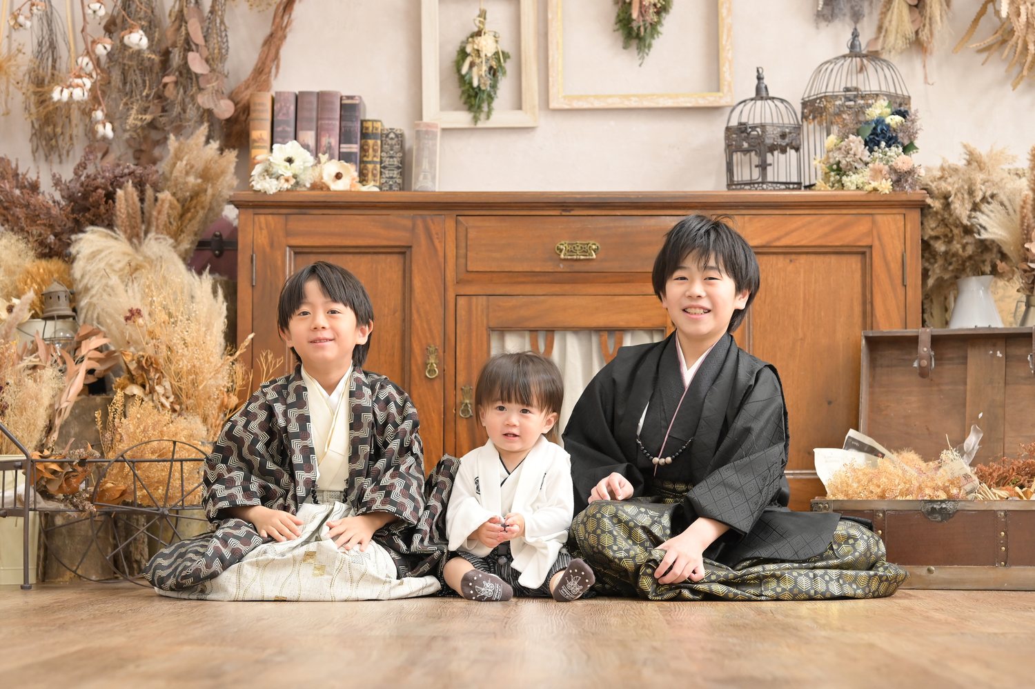 七五三の晴れ着を着た3人の子どもたち