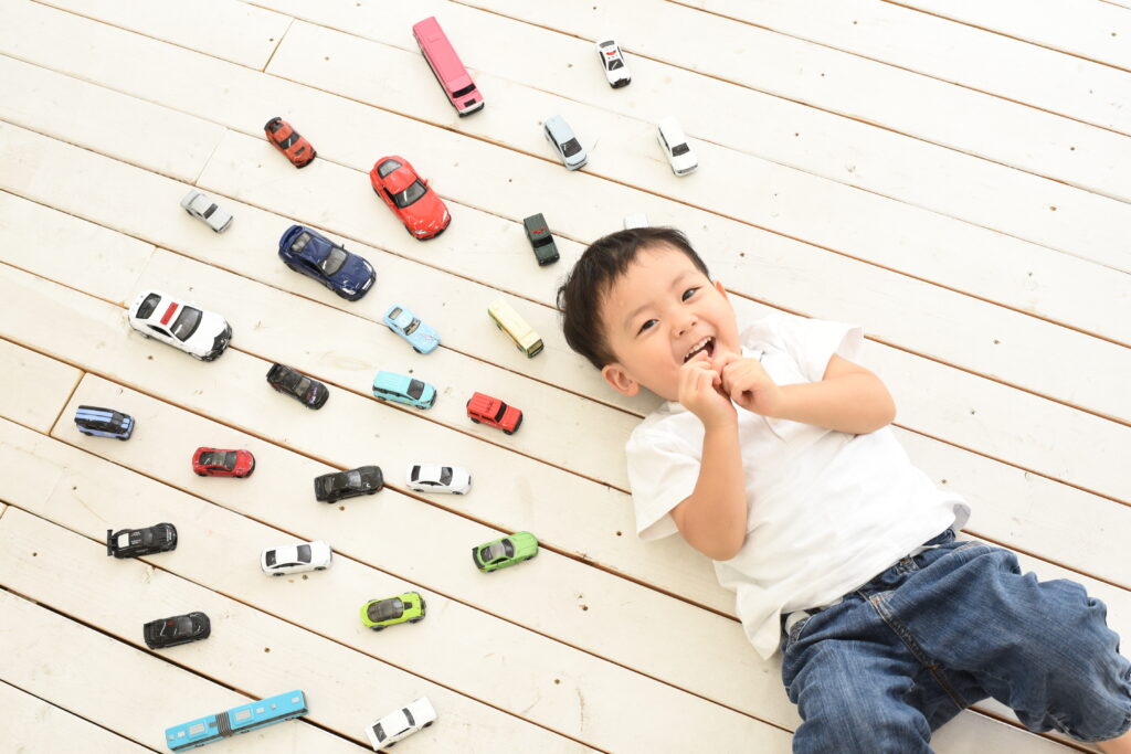 スタジオピック 写真館 Studio PIC だいすきなおもちゃと・・・🚗🚕🚙