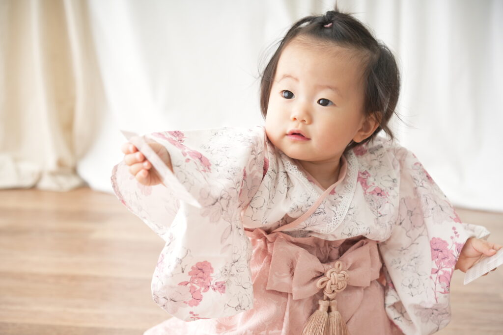 スタジオピック 水戸本店 スタッフブログ 「ママの服をぎゅっ」から笑顔へ。1歳バースデーフォト